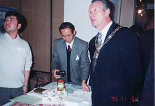 郭来旺向比利时王子介绍新药蚂蚁丸情况