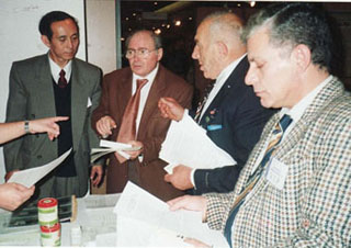 大会评委了解新药蚂蚁丸发明情况